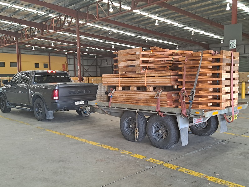 Hardwood picnic table with 3200kg strength test for outdoor furniture